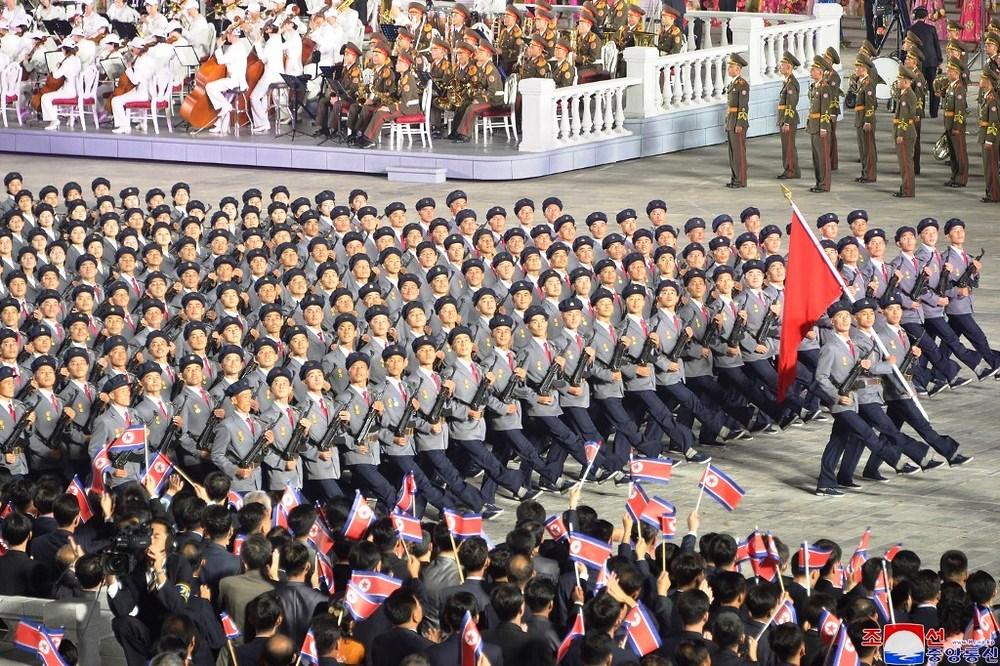 Desfile de aniversário da Coreia do Norte exibiu máquinas e cavalos