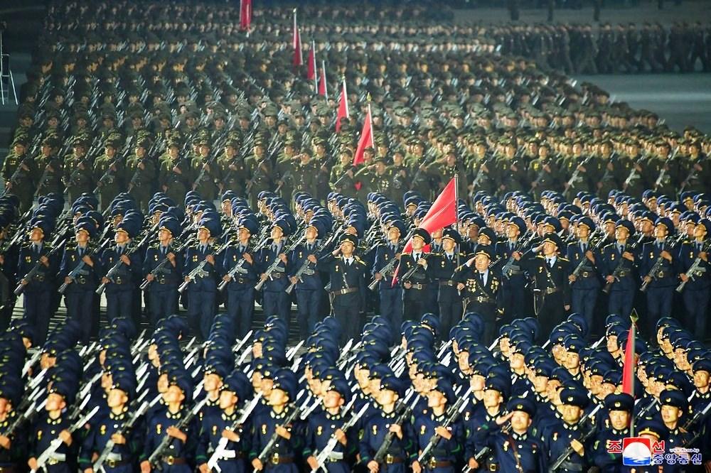 Desfile de aniversário da Coreia do Norte exibiu máquinas e cavalos