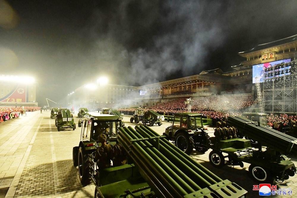 Desfile de aniversário da Coreia do Norte exibiu máquinas e cavalos