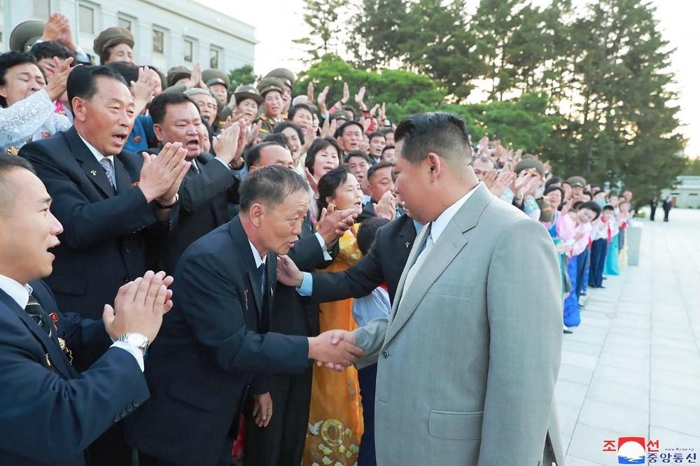 Desfile de aniversário da Coreia do Norte exibiu máquinas e cavalos