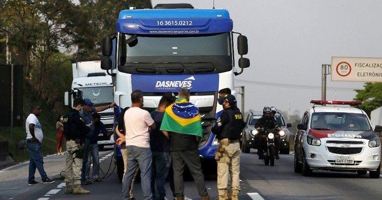 Bloqueios de caminhoneiros diminuem, mas ainda atingem cinco rodovias do país