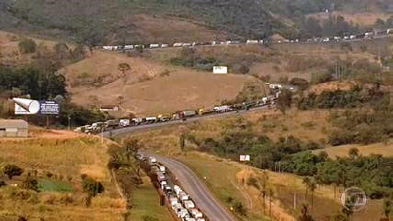 Pontos de concentração de caminhoneiros nas rodovias seguem em 3 estados, diz ministério