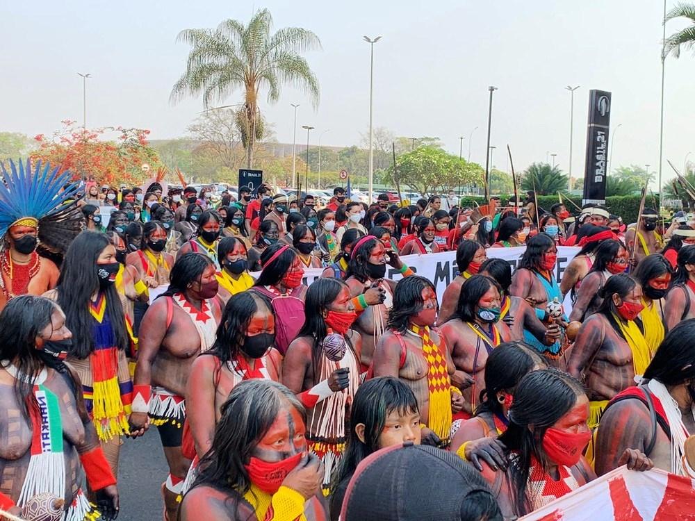 Mais de 5 mil mulheres indígenas fazem ato em Brasília por mais direitos e contra ‘marco temporal’