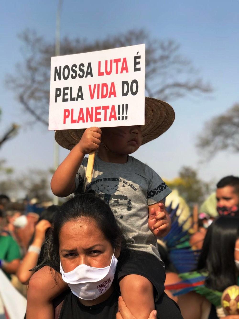 Mais de 5 mil mulheres indígenas fazem ato em Brasília por mais direitos e contra ‘marco temporal’