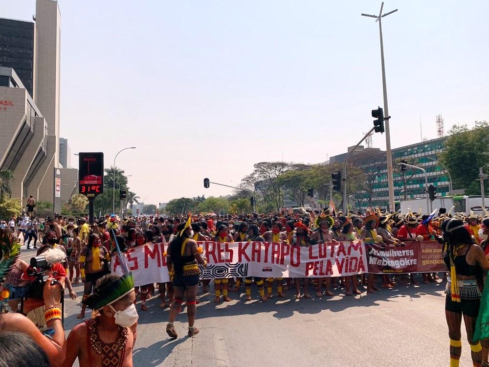 Mais de 5 mil mulheres indígenas fazem ato em Brasília por mais direitos e contra ‘marco temporal’