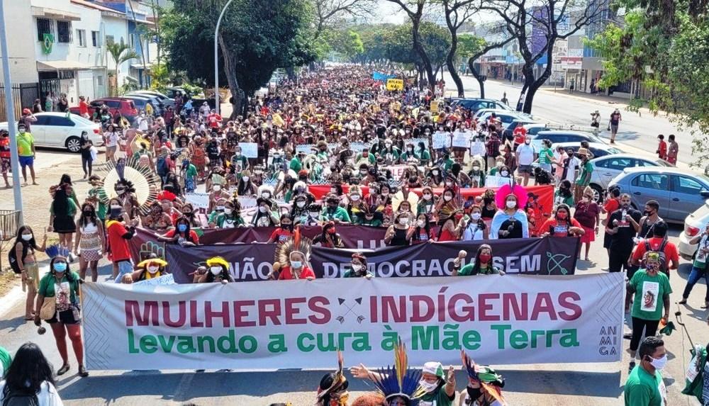 Mais de 5 mil mulheres indígenas fazem ato em Brasília por mais direitos e contra ‘marco temporal’