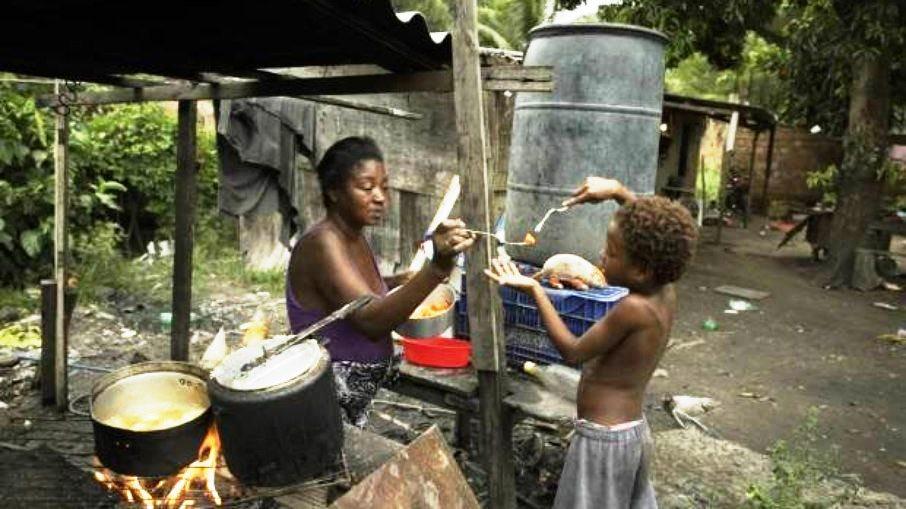 Pobreza avança e país tem 3 milhões à espera de acesso à Bolsa Família e INSS