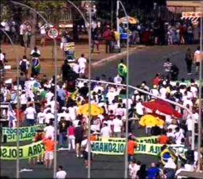 Cidades brasileiras têm protestos contra Bolsonaro neste domingo (12)