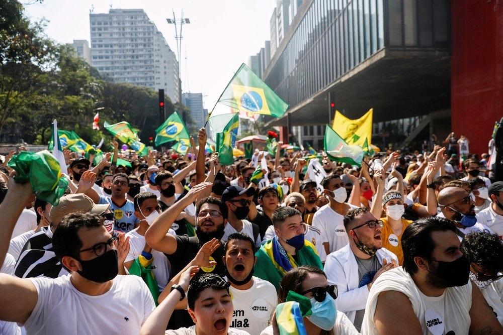 Cidades brasileiras têm protestos contra Bolsonaro neste domingo (12)