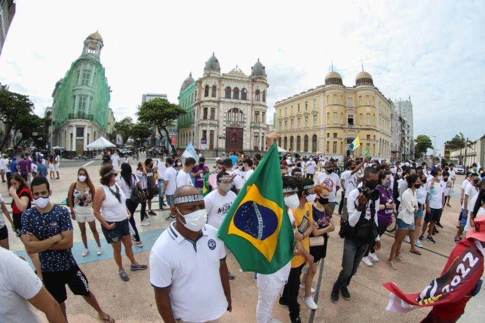 Cidades brasileiras têm protestos contra Bolsonaro neste domingo (12)