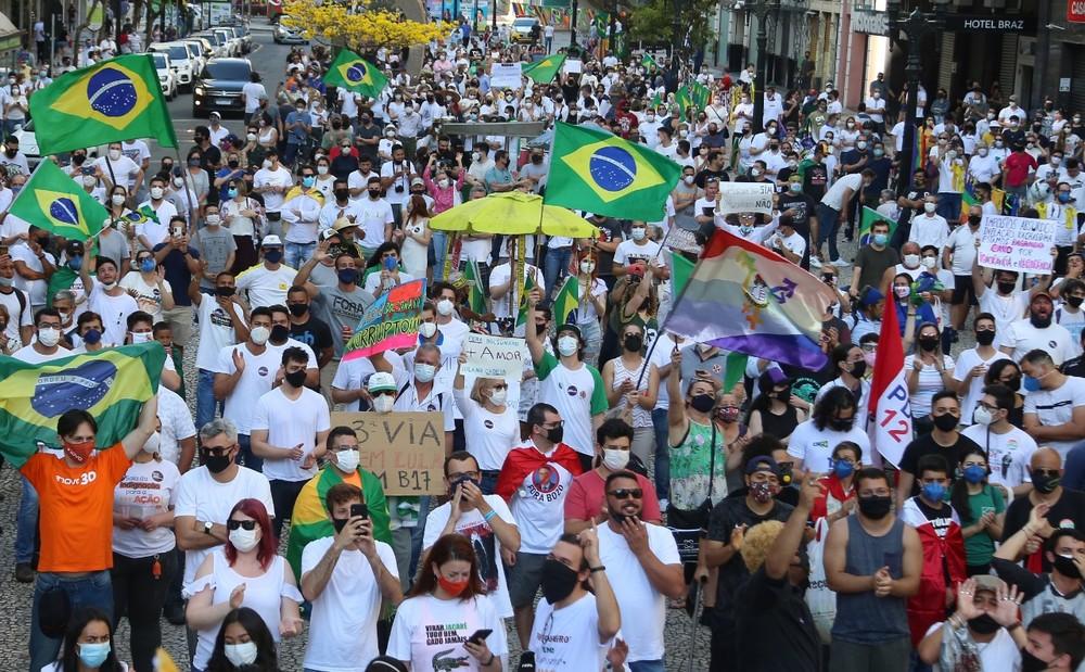 Cidades brasileiras têm protestos contra Bolsonaro neste domingo (12)