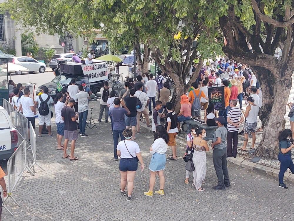 Cidades brasileiras têm protestos contra Bolsonaro neste domingo (12)