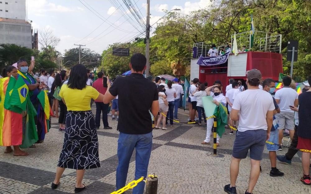 Cidades brasileiras têm protestos contra Bolsonaro neste domingo (12)