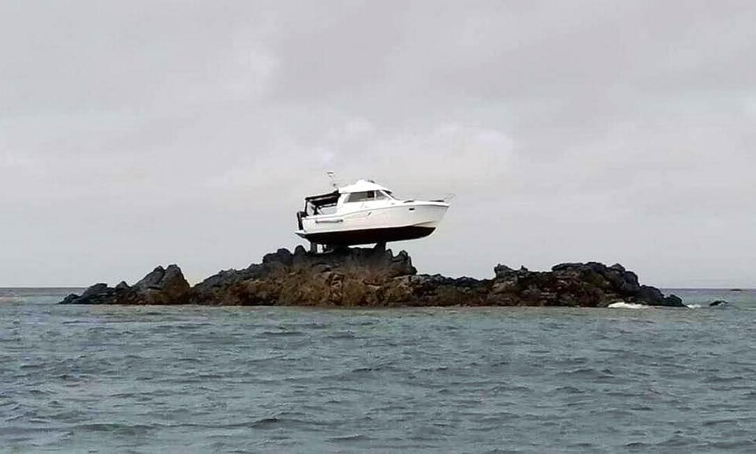 Barco fica preso em rocha a 3 metros acima do mar, e resgate dura 12 horas