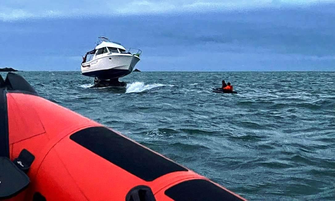 Barco fica preso em rocha a 3 metros acima do mar, e resgate dura 12 horas