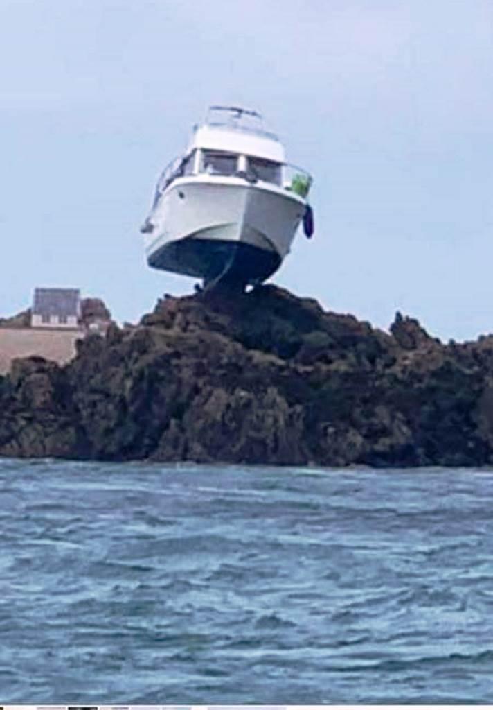 Barco fica preso em rocha a 3 metros acima do mar, e resgate dura 12 horas