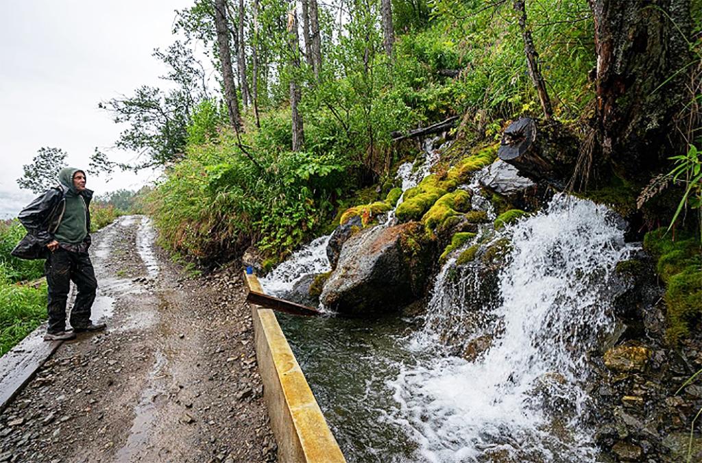 Homem cria usina hidrelétrica capaz de abastecer 300 casas ao mesmo tempo no Alaska