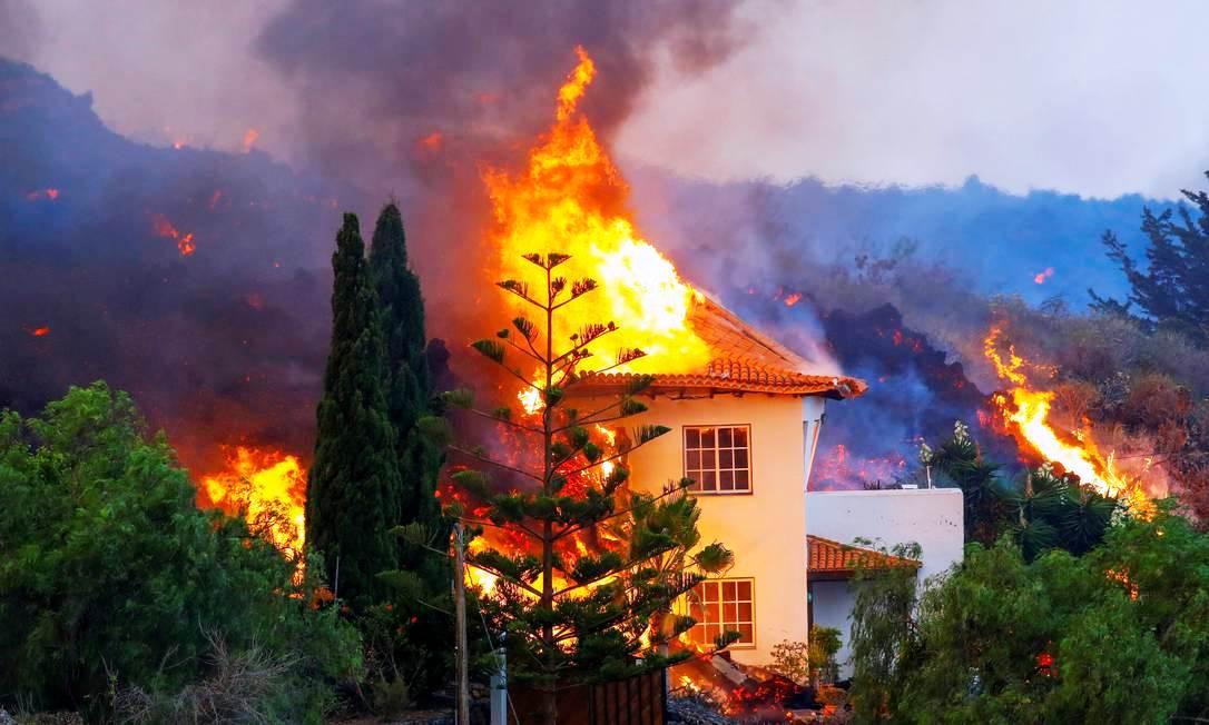 Lava de vulcão nas Canárias chega a casas, e milhares de pessoas fogem