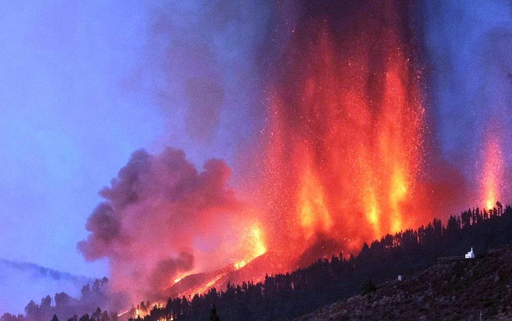 Lava de vulcão nas Canárias chega a casas, e milhares de pessoas fogem