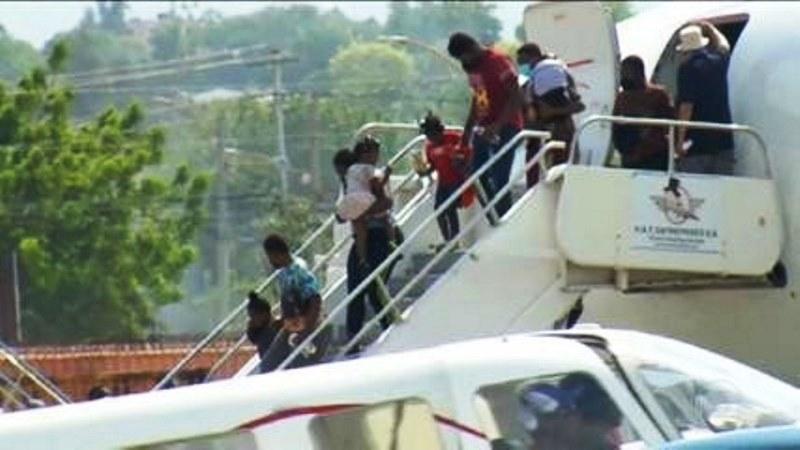 EUA começam a deportar haitianos em massa; cerca de 12 mil devem ser retirados do país