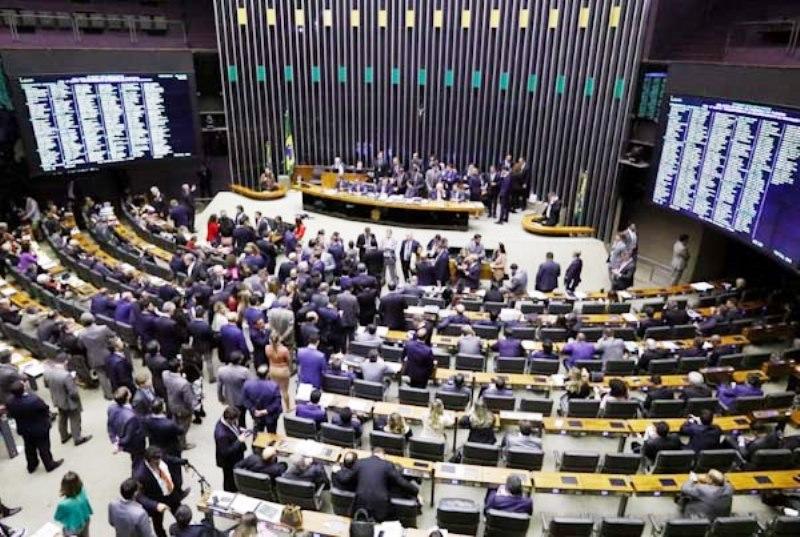 Deputados votam por derrubar veto de Bolsonaro e, com isso, suspender despejos na pandemia