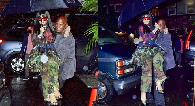 Rihanna é carregada por segurança para não molhar os pés na chuva