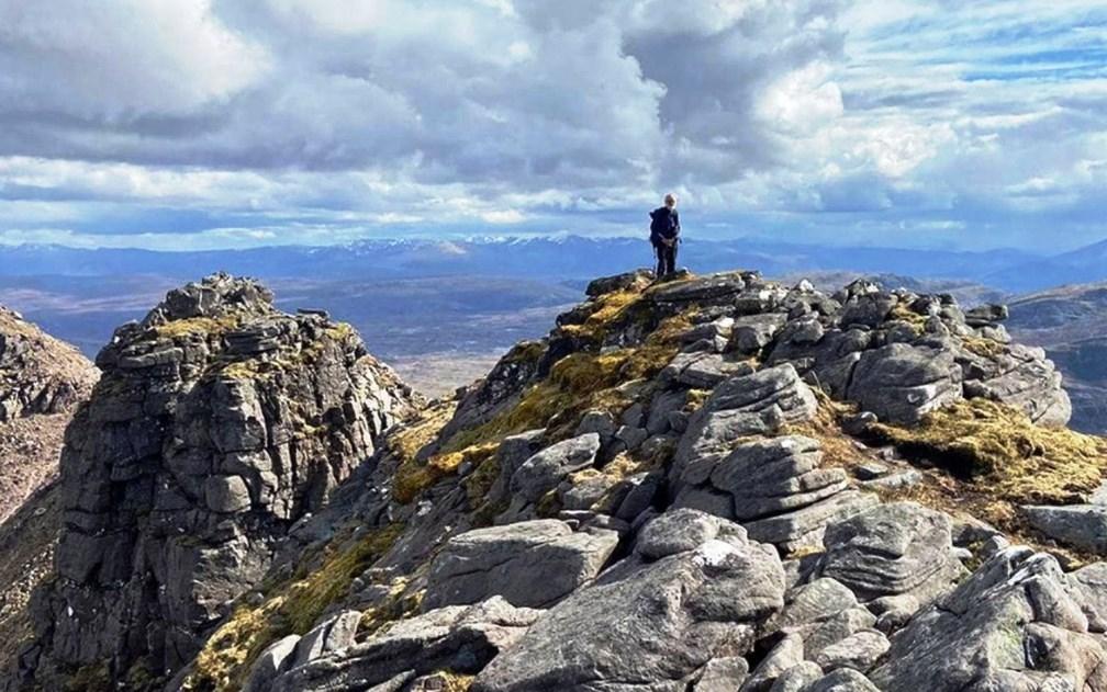 Britânico de 81 anos escala montanhas para arrecadar dinheiro para instituições de saúde