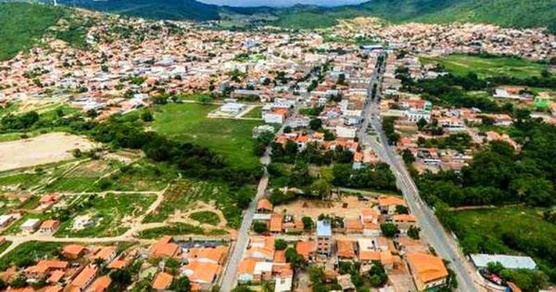 Homem joga água fervendo na mulher, põe fogo na casa e é preso