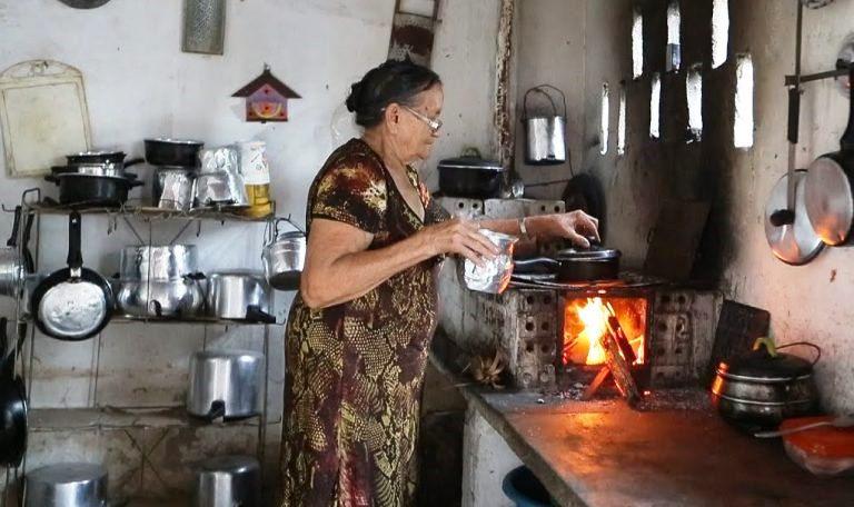 Com a alta da inflação, brasileiro já usa mais lenha do que gás na cozinha