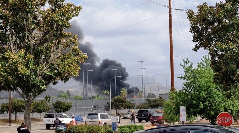 Queda de avião provoca mortes e incêndio em duas casas na Califórnia