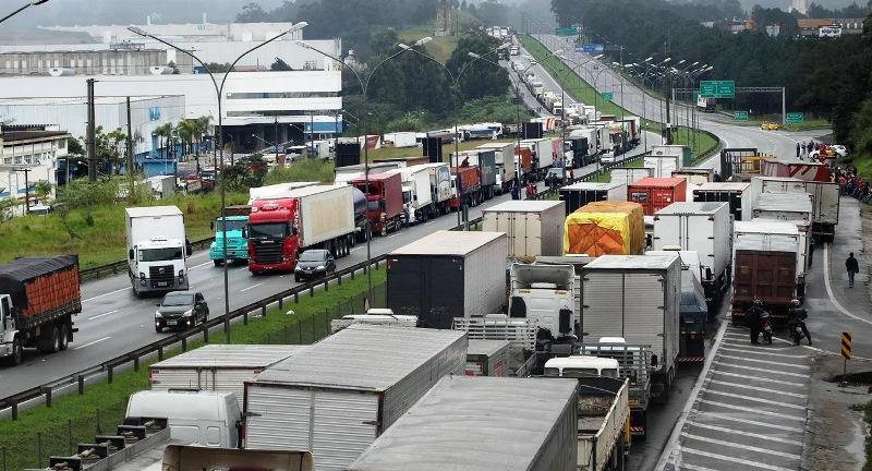 Caminhoneiros prometem greve em novembro se governo não baixar preço do diesel