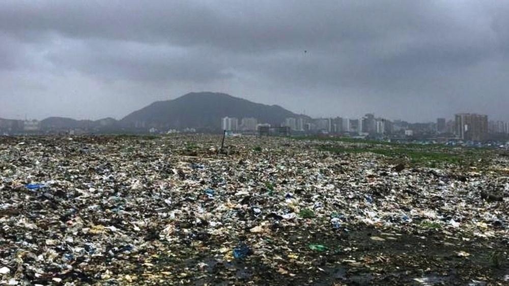 Montanha de lixo com '18 andares de altura' garante sobrevivência de pobres na Índia