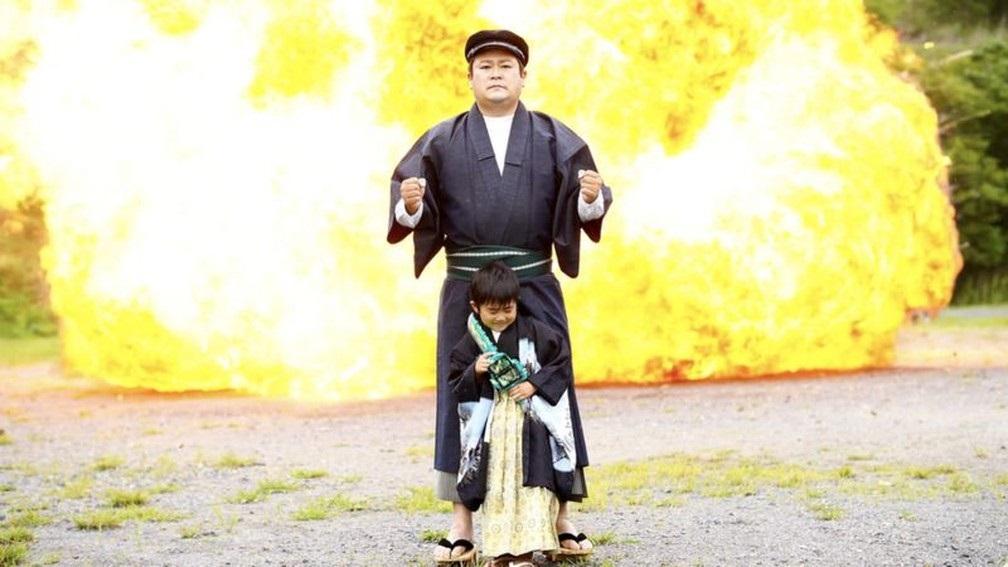 Tirar fotos com explosões? Conheça a inusitada atração turística do Japão