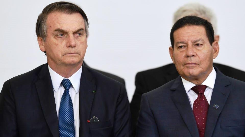 TSE forma maioria pelo arquivamento de ações que pedem cassação da chapa Bolsonaro-Mourão