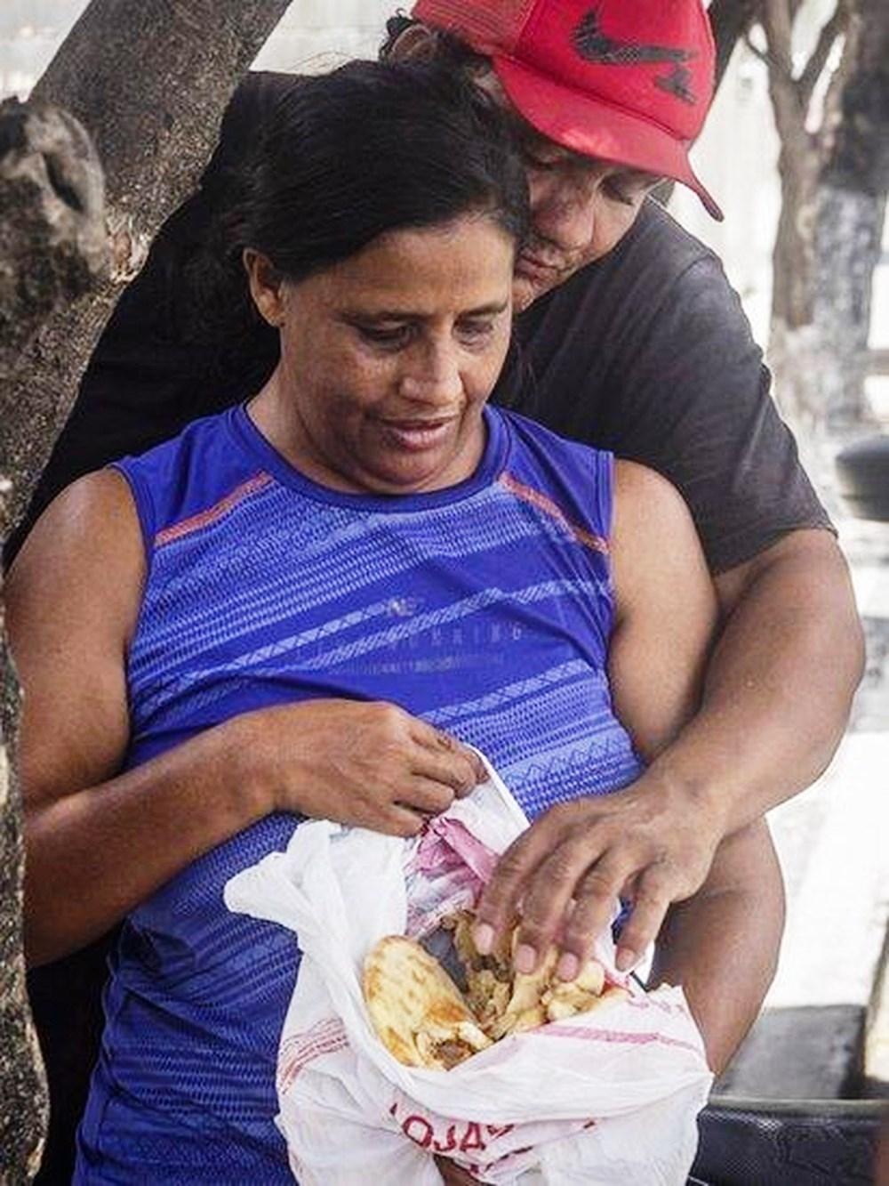 ‘Quando o caminhão de lixo passa cedo, dá para conseguir coisas boas’: A rotina das famílias que buscam comida no lixo