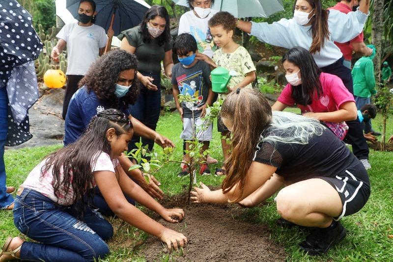 Governadora em exercício, Jacqueline Moraes, visita mulheres artesãs do município de Jaguaré, ES