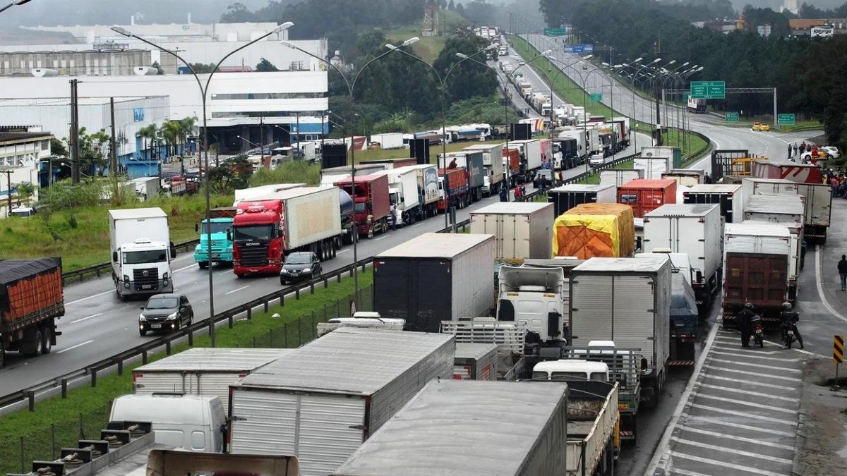 Justiça proíbe bloqueio de estradas federais por caminhoneiros em 6 estados