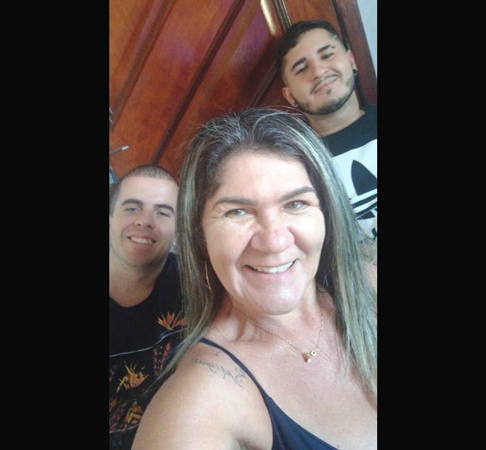 Homem invade casa e mata mulher e atira em seus dois filhos, e acaba morto