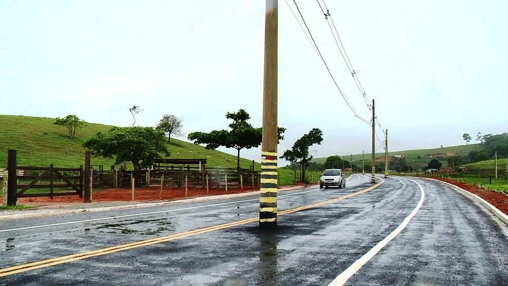 TCE-ES cobra esclarecimentos da Prefeitura de Presidente Kennedy sobre postes no meio de rodovia