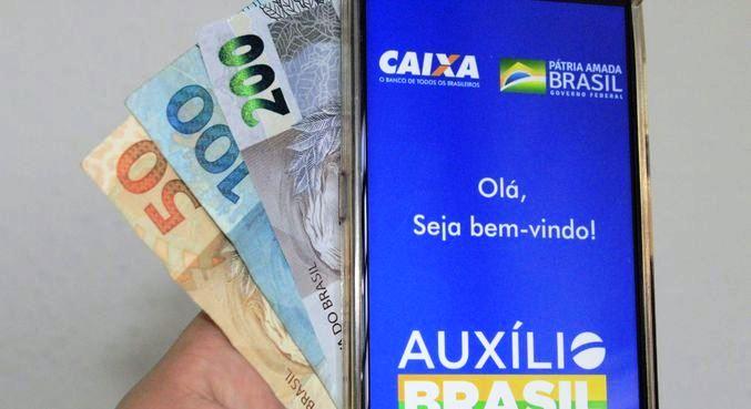 Auxílio Brasil começa a ser pago nesta quarta-feira (17) com dúvidas sobre ampliação e valor para R$ 400