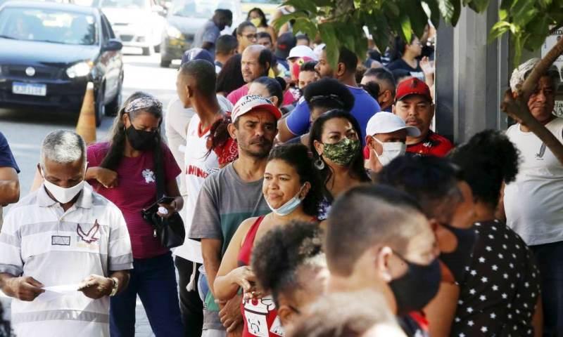 Desinformação e filas: Veja como foi o primeiro dia de pagamentos do Auxílio Brasil