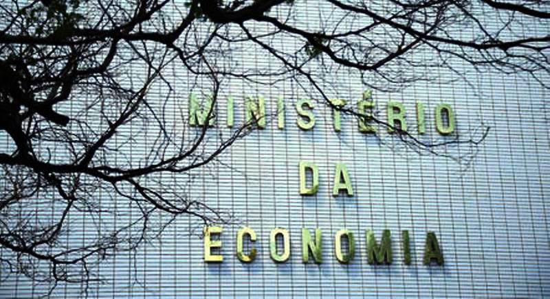 Governo monitora Ômicron, mas auxílios dependem do Congresso