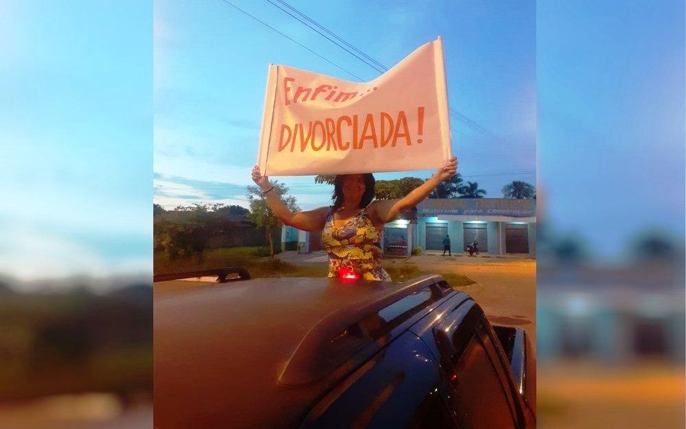 Telefonista comemora o fim do casamento por ruas de Senador Canedo: ‘Enfim, divorciada’