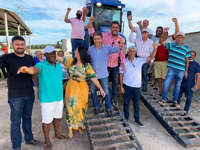 Deputado Freitas entrega equipamentos à comunidades rurais do Norte do ES 