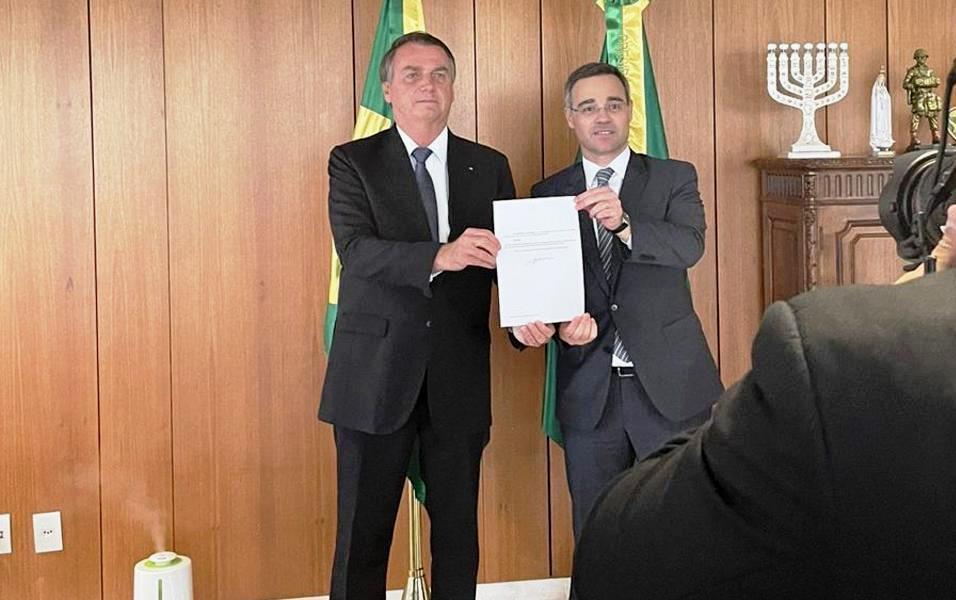 Bolsonaro recebe André Mendonça e assina nomeação ao STF