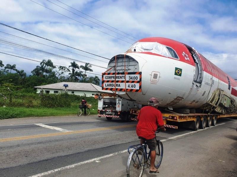 Casal compra Airbus A318, e transporta avião até propriedade particular no litoral do Paraná