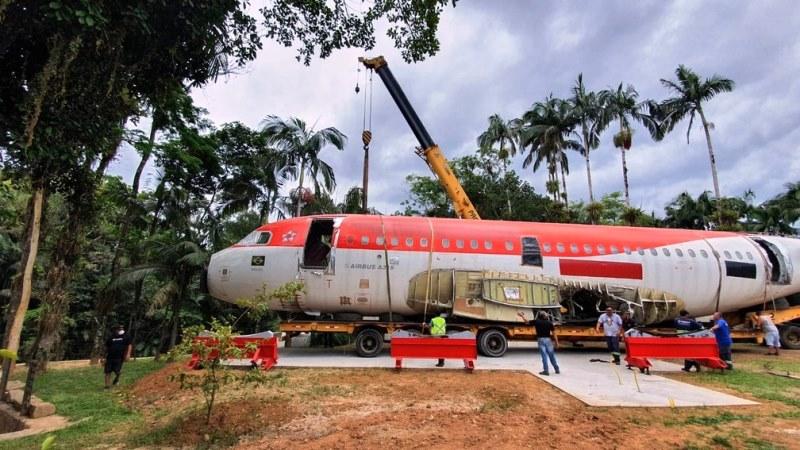 Casal compra Airbus A318, e transporta avião até propriedade particular no litoral do Paraná