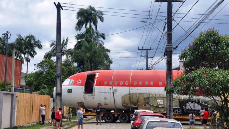 Casal compra Airbus A318, e transporta avião até propriedade particular no litoral do Paraná