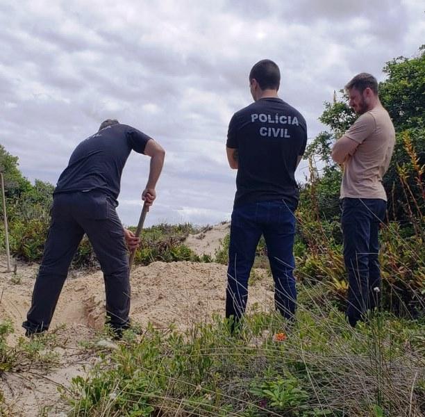 Jovem morta e enterrada em praia em SC foi obrigada a abrir a própria cova