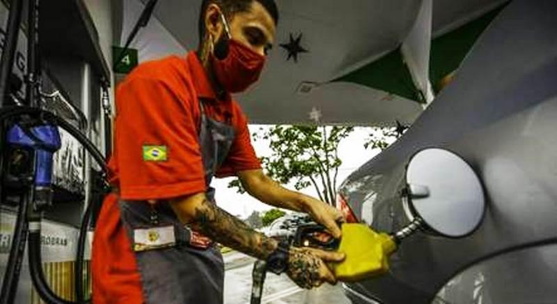 Petrobras reduz em 3% preço da gasolina para distribuidoras